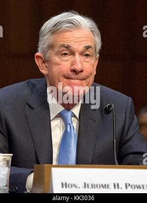 Jerome H. Powell testimonia davanti alla Commissione del Senato degli Stati Uniti per le banche, gli alloggi e gli affari urbani sulla sua nomina a presidente del Consiglio dei governatori del Federal Reserve System a Capitol Hill a Washington, DC, martedì 28 novembre 2017. Credito: Ron Sachs / CNP - NO WIRE SERVICE · foto: Ron Sachs/Consolidated News Photos/Ron Sachs - CNP Foto Stock