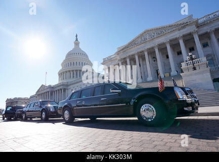 Washington, Stati Uniti. 28 novembre 2017. La limousine del presidente degli Stati Uniti Donald J. Trump è vista fuori dal Campidoglio degli Stati Uniti mentre Trump incontra all'interno il caucus repubblicano del Senato, il 28 novembre 2017 a Washington, DC Credit: Kevin Dietsch/Pool via CNP - NO WIRE SERVICE · Credit: Kevin Dietsch/Consolidated/dpa/Alamy Live News Foto Stock