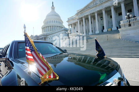 Washington, Stati Uniti. 28 novembre 2017. La limousine del presidente degli Stati Uniti Donald J. Trump è vista fuori dal Campidoglio degli Stati Uniti mentre Trump incontra all'interno il caucus repubblicano del Senato, il 28 novembre 2017 a Washington, DC Credit: Kevin Dietsch/Pool via CNP - NO WIRE SERVICE · Credit: Kevin Dietsch/Consolidated/dpa/Alamy Live News Foto Stock