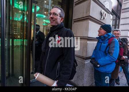 28 novembre 2017 - Londra, Regno Unito. 28 novembre 2017. Un attivista parla delle attività di Rio Tinto sul marciapiede al di fuori dei loro uffici durante il "Toxic Tour" di alcuni dei principali attori londinesi tra le compagnie minerarie che violano i diritti umani, uccidono l'opposizione, sfollano gli indigeni, inquinano le fonti d'acqua e provocano il caos climatico in tutto il mondo è stata una settimana di attività organizzate in alternativa alla London Mines and Money Conference, che ha coinvolto circa 2.000 rappresentanti di società minerarie, investitori e finanziatori, organizzata da London Mining Network, guerra al desiderio e.. Foto Stock