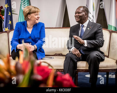 Abidjan, Costa d'Avorio. 28 novembre 2017. La cancelliera tedesca Angela Merkel incontra il presidente della Costa d'Avorio, Alassane Ouattara, al vertice Africa-UE ad Abidjan, in Costa d'Avorio, il 28 novembre 2017. Tra gli altri, i leader di stato e di governo dell'Unione africana e dell'Unione europea discuteranno i temi della gioventù e della demografia al vertice Africa-UE. Il summit di due giorni di 80 stati si svolge ad Abidjan, la metropoli commerciale della Costa d'Avorio dell'Africa occidentale. Crediti: Michael Kappeler/dpa/Alamy Live News Foto Stock