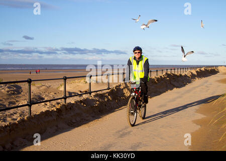 Crosby, Merseyside. Regno Unito Meteo. Il 29 Novembre, 2017. Biright sul soleggiato sulla costa occidentale e il Mersey estuario. Questa area intorno Crosby beach e Crosby Marine Park si estende da Waterloo per l'estuario del fiume Alt a Hightown. Il Parco Costiero è attualmente la casa di Antony Gormley è un altro posto. Ci sono pericolose sabbie mobili in modo che i visitatori sono invitati a mantenere entro 50 metri del lungomare. Credito; MediaWorldImages/AlamyLiveNews Foto Stock