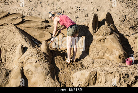 Las Palmas, Gran Canaria, Isole Canarie, Spagna 29 novembre, 2017. Tempo: Un team di scultori internazionali di sabbia che lavorano sulla scena presepe di sabbia sulla spiaggia della città di Las Palmas, quando la temperatura di metà mattina sale a 28 gradi Celsius. La scena presepe di 75 x 30 metri si apre al pubblico all'inizio di dicembre. La scena di Las Year`s ha attirato 200,000 visitatori. Foto Stock