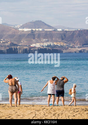 Le donne anziane locali passano attraverso la loro routine alla loro classe quotidiana di mantenersi in forma sulla spiaggia in Spagna. Foto Stock