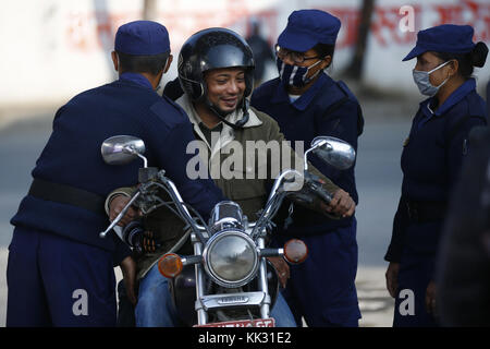 Kathmandu, Nepal. 29 nov, 2017. personale di polizia condotta una verifica di sicurezza per motocicli e veicoli a pochi giorni prima della seconda fase del parlamentare e delle elezioni provinciali in Kathmandu, Nepal mercoledì, 29 novembre 2017. Credito: skanda gautam/zuma filo/alamy live news Foto Stock