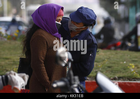 Kathmandu, Nepal. 29 nov, 2017. personale di polizia condotta una verifica di sicurezza per motocicli e veicoli a pochi giorni prima della seconda fase del parlamentare e delle elezioni provinciali in Kathmandu, Nepal mercoledì, 29 novembre 2017. Credito: skanda gautam/zuma filo/alamy live news Foto Stock