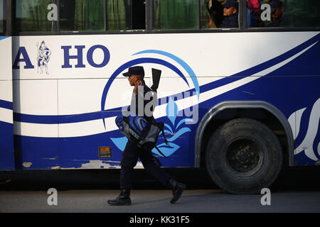 Kathmandu, Nepal. 29 nov, 2017. Un personale di polizia tenendo il suo bagaglio cammina verso un bus a testa per vari distretti davanti alla seconda fase del parlamentare e delle elezioni provinciali in Kathmandu, Nepal mercoledì, 29 novembre 2017. Credito: skanda gautam/zuma filo/alamy live news Foto Stock