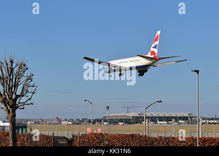 British Airways Boeing 767 G-BZHC atterraggio all'Aeroporto Heathrow di Londra, Regno Unito Foto Stock
