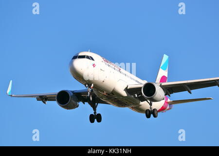 Eurowings Airbus A320 D-AEWJ atterraggio all'Aeroporto Heathrow di Londra, Regno Unito Foto Stock