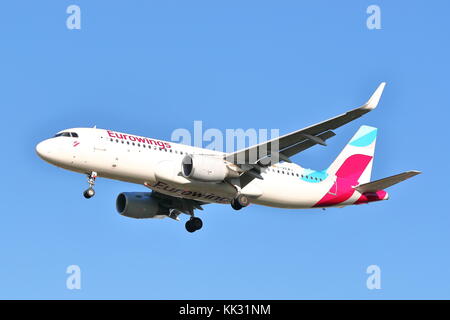 Eurowings Airbus A320 D-AEWJ atterraggio all'Aeroporto Heathrow di Londra, Regno Unito Foto Stock