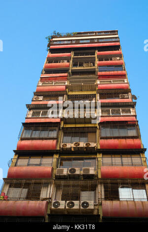 Facciata del vecchio appartamento in blocco versova Juhu di Mumbai Foto Stock
