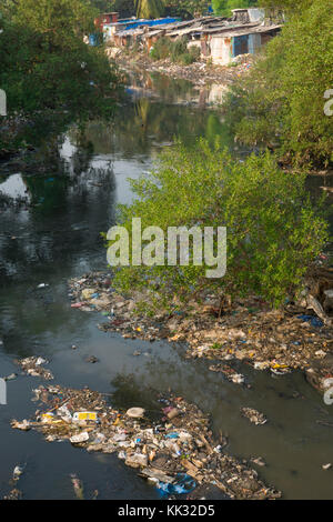 Sacchetti di plastica, i rifiuti domestici e liquame crea forte inquinamento nel fiume a Juhu di Mumbai Foto Stock