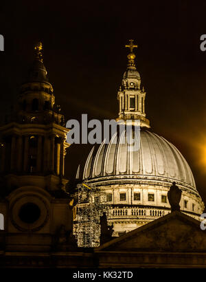 Vista della cupola della cattedrale di St Pauls illuminata di notte con ombre di guglie, Londra, Inghilterra, Regno Unito Foto Stock