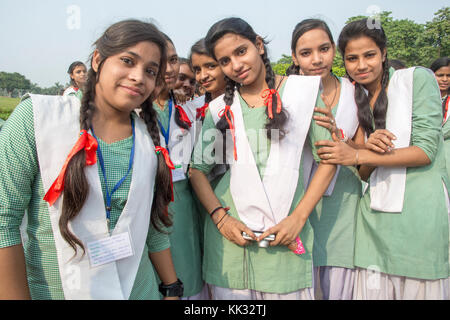 Scuola ragazze in uniformi visita Raj Ghat, sito della cremazione di mahatma gandi, New Delhi, India. Foto Stock