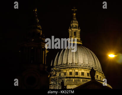 Vista della cupola della cattedrale di St Pauls illuminata di notte con ombre di guglie, Londra, Inghilterra, Regno Unito Foto Stock