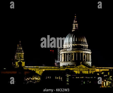 Vista della cupola della cattedrale di St Pauls illuminata di notte con ombre di guglie, Londra, Inghilterra, Regno Unito Foto Stock