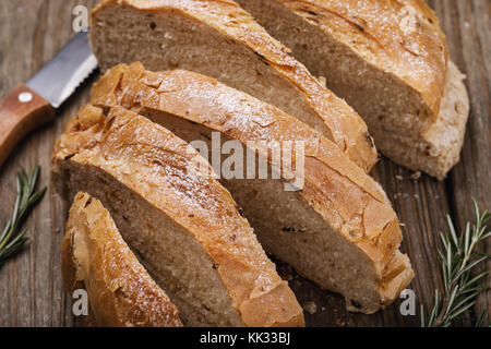 Cucinata fresca pane tagliato a fette con rosmarino, close-up Foto Stock