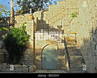 Al di fuori del Vecchio porta della chiesa e scale di Gerusalemme Foto Stock