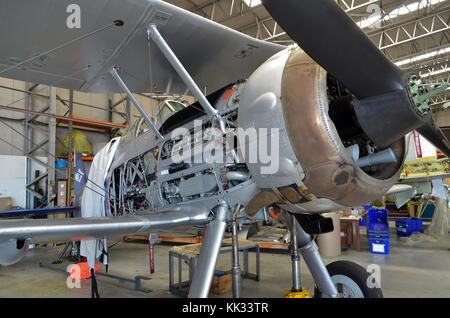Gloster Gladiator II di RAF marcature in fase di manutenzione, il Fighter Collection, Duxford, UK. Foto Stock