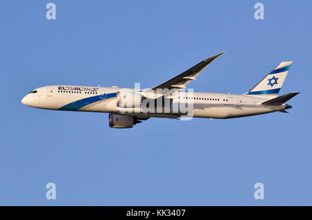 Dreamliner Boeing 787-9, El Al Israel Airlines, arrampicata fuori dall'Aeroporto Heathrow di Londra, Regno Unito. Foto Stock