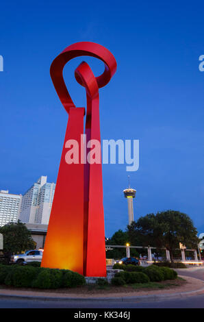 La Antorcha de la Amistad, accolgono i visitatori e turisti per il centro di San Antonio, Texas con la Torre delle Americhe che guardano in background Foto Stock