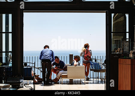 Clienti e cameriere a Toarmina con una vista perfetta Foto Stock