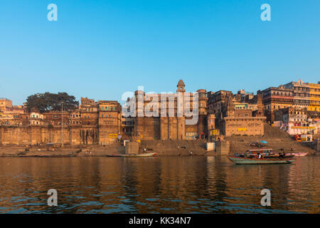 Varanasi, India - 15 marzo 2016: immagine anteriore di incredibile architettura di munshi ghat nel fiume Gange durante il Sunrise in Varanasi (India). Foto Stock