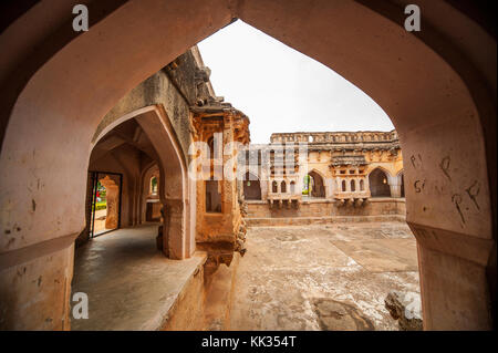 I corridoi a Queen's vasca da bagno o la piscina di Hampi complessa, Karnataka, India Foto Stock