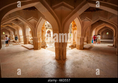 I corridoi a Queen's vasca da bagno o la piscina di Hampi complessa, Karnataka, India Foto Stock