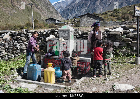 Acqua di Comunità tocca nella remota valle tsum, Nepal Foto Stock