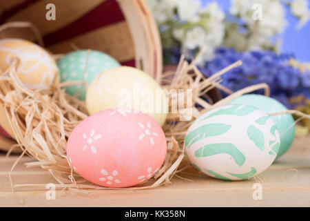 Decorate le uova di pasqua si versato da un cestello Foto Stock