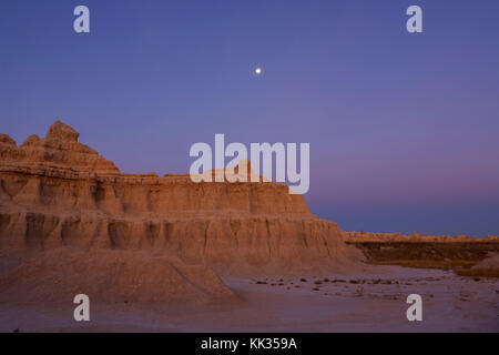 Moon over cedar pass, formazione di roccia lungo il sentiero della finestra, Parco nazionale Badlands, sd, Stati Uniti d'America Foto Stock