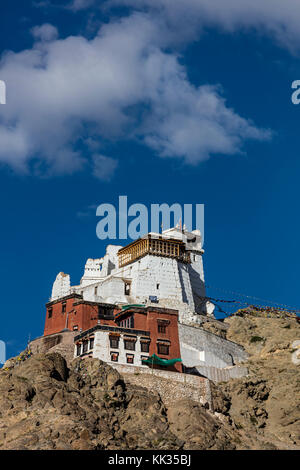 IL MONASTERO DI LEH GOMPA o Namgyal Tsemo si trova su una collina sopra la città - LEH, LADAKH, INDIA Foto Stock