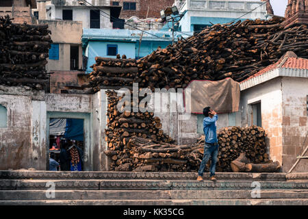 Varanasi, India - 15 marzo 2016: immagine orizzontale di legna da ardere utilizzata per il crematorio di fronte fiume Gange a Varanasi (India). Foto Stock