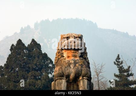 Mausoleo di Qianling, Shaanxi, Cina. Leone di pietra statua davanti alla tomba della Dinastia Tang imperatore Li Zhi e imperatrice Wu Zetian Foto Stock