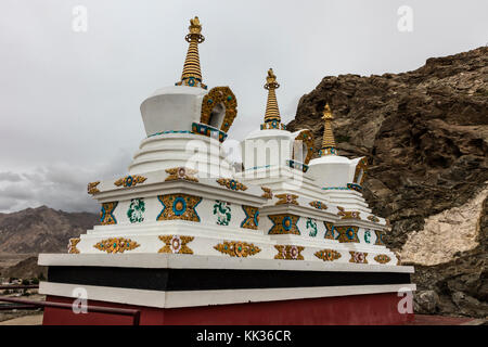 Tre corteni abbelliscono l'esterno di SHEY GOMPA - valle di LEH, LADAKH Foto Stock