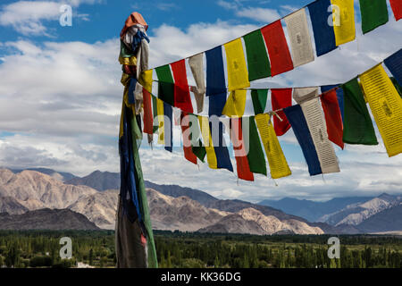 Una vista della VALLE del LEH con bandiere di preghiera da SHEY GOMPA - valle del LEH, LADAKH Foto Stock