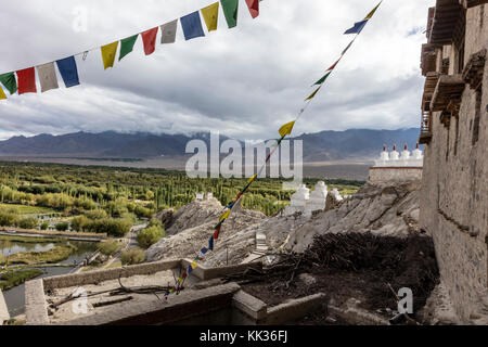 Una vista della VALLE del LEH con bandiere di preghiera da SHEY GOMPA - valle del LEH, LADAKH Foto Stock