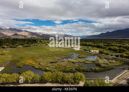 Una vista della VALLE di LEH da SHEY GOMPA - valle di LEH, LADAKH Foto Stock