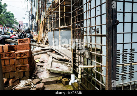 Bloccato in vetro con una gabbia serbatoio acqua in strada di gorakhpur, Uttar Pradesh, India Foto Stock