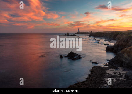 Costa dell'oceano pacifico al tramonto, California Foto Stock