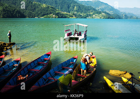 Un paio di turista la preparazione per un giro in barca sul lago phewa, mid-regione occidentale, pokhara, Nepal Foto Stock