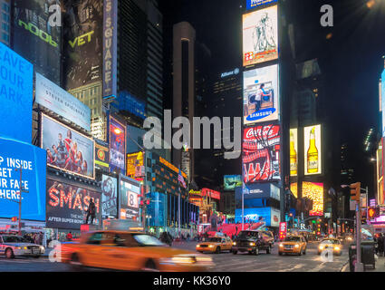 Times Square di notte a New York City Foto Stock