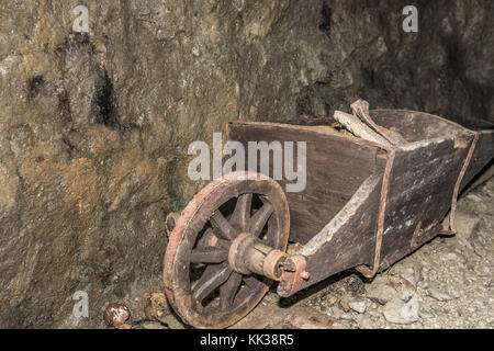 Vecchia miniera di legno barrow in antica miniera Foto Stock