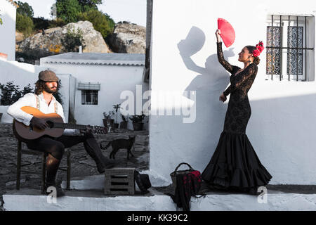 Lo spagnolo giovane vestito in stile flamenco. facinas, Tarifa, Cadice, Andalusia, Spagna meridionale. Foto Stock