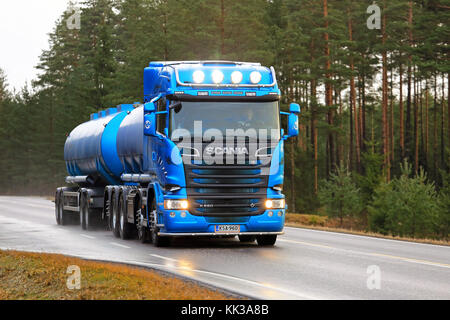 Salo, Finlandia - 24 novembre 2017: blu scania r580 camion cisterna per trasporto alla rinfusa si muove lungo la strada nel tardo autunno, con abbaglianti su momentaneamente. Foto Stock