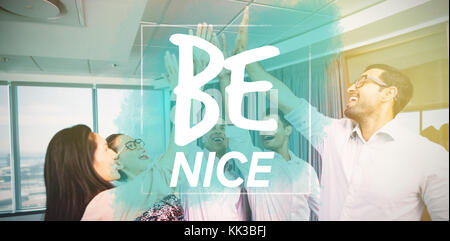 Essere bello contro i colleghi di lavoro dando alta cinque durante la riunione in ufficio Foto Stock