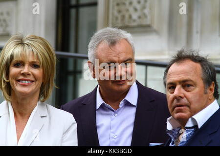 Eamonn Holmes Ruth Langsford e Chris Dawson . Chris Dawson è apparso sulla serie TV come l'altra metà vive. Raffigurato all'esterno del Corinthia Hotel in Whitehall Place, Westminster, Londra, Regno Unito. Pagina del portfolio Russell Moore. Foto Stock