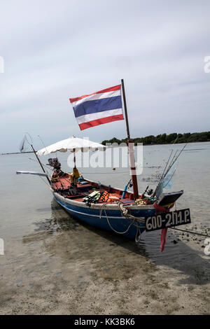 Vecchia barca da pesca a Chaweng Beach in Koh Samui Foto Stock
