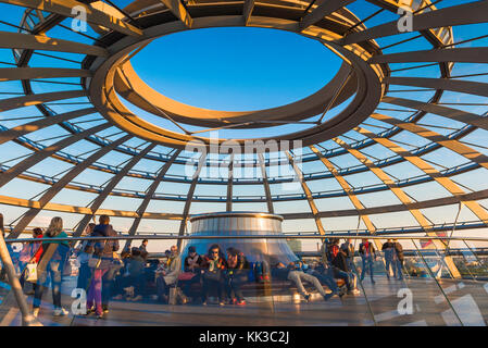 Reichstag Berlino turismo, vista dei turisti riuniti sulla piattaforma di osservazione all'interno della cupola di vetro sul tetto del Reichstag edificio, Berlino Foto Stock